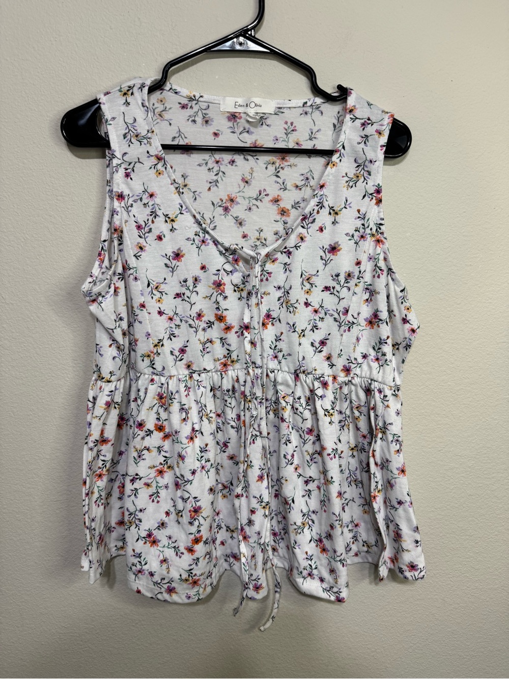 Eden & Olivia White Sleeveless Tie-Front Floral Tank